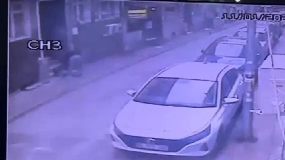 Epilepsi nöbeti geçirip apartman girişinde bayılan engelli gencin cebindeki telefonu,