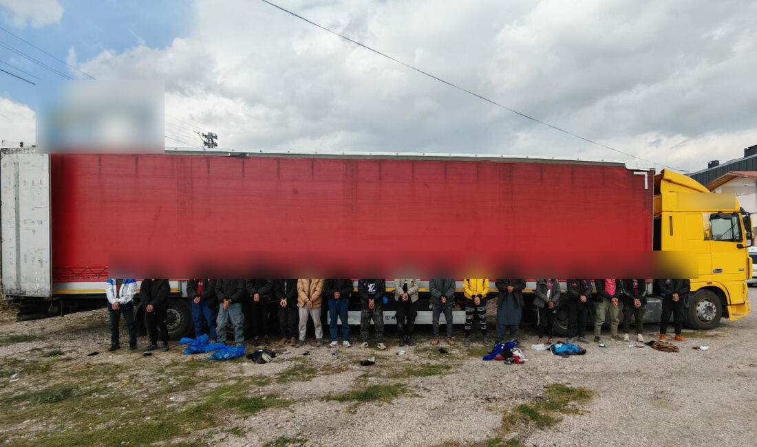 Sivas Suşehri’nde bir TIR’da yurda kaçak yollarla giren 18 düzensiz