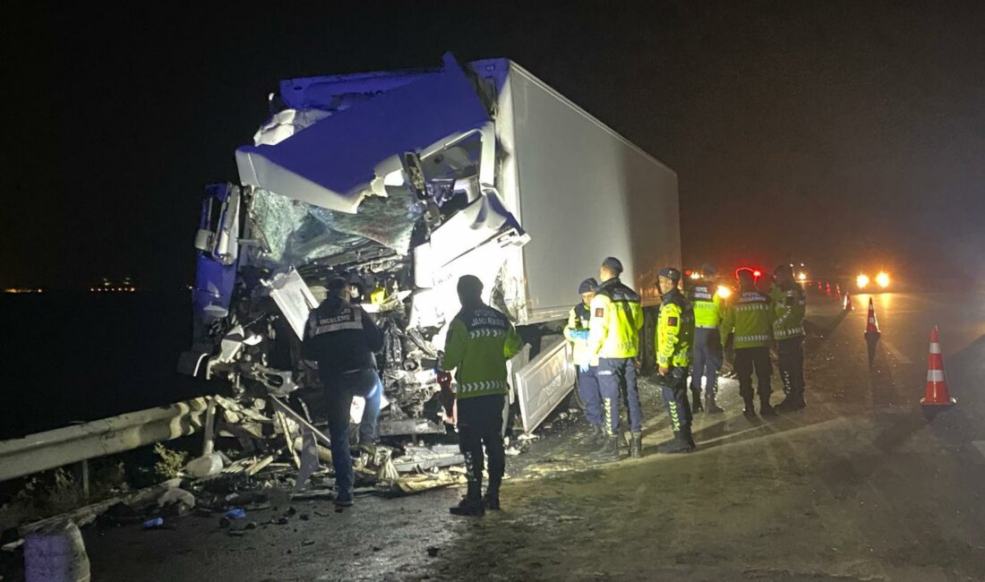 Adana'da TAG Otoyolu’nda park halindeki yolcu otobüsüne TIR’ın çarpması sonucu