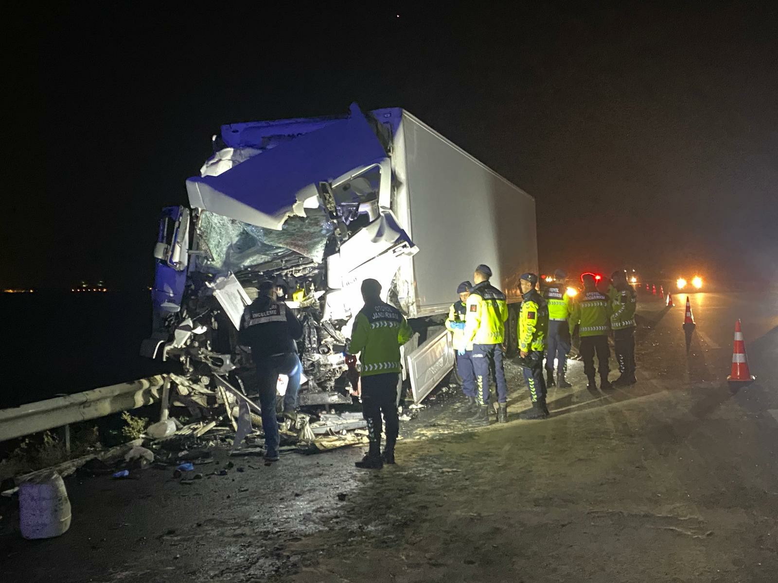 Adana'da TAG Otoyolu’nda park halindeki yolcu otobüsüne TIR’ın çarpması sonucu