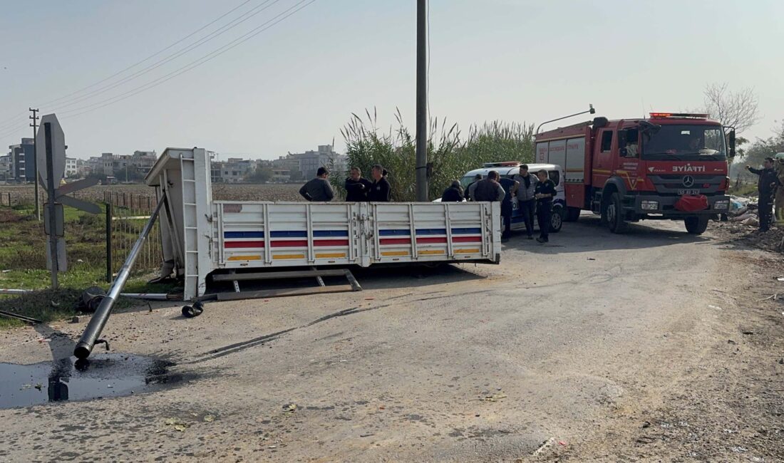 Turgutlu ilçesinde hemzemin geçitte bir yolcu treni, kamyonete çarptı. Çarpmanın