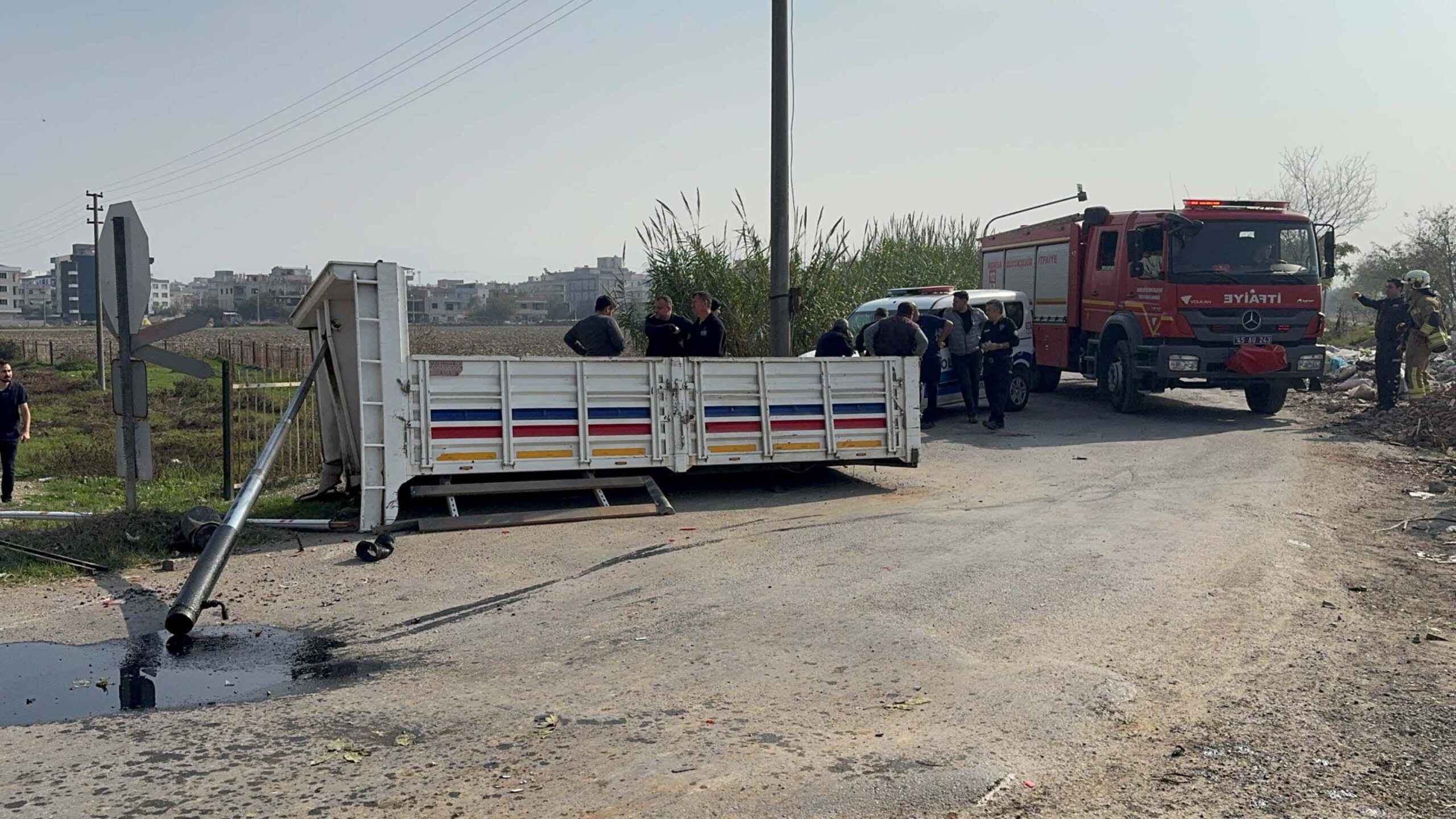 Turgutlu ilçesinde hemzemin geçitte bir yolcu treni, kamyonete çarptı. Çarpmanın