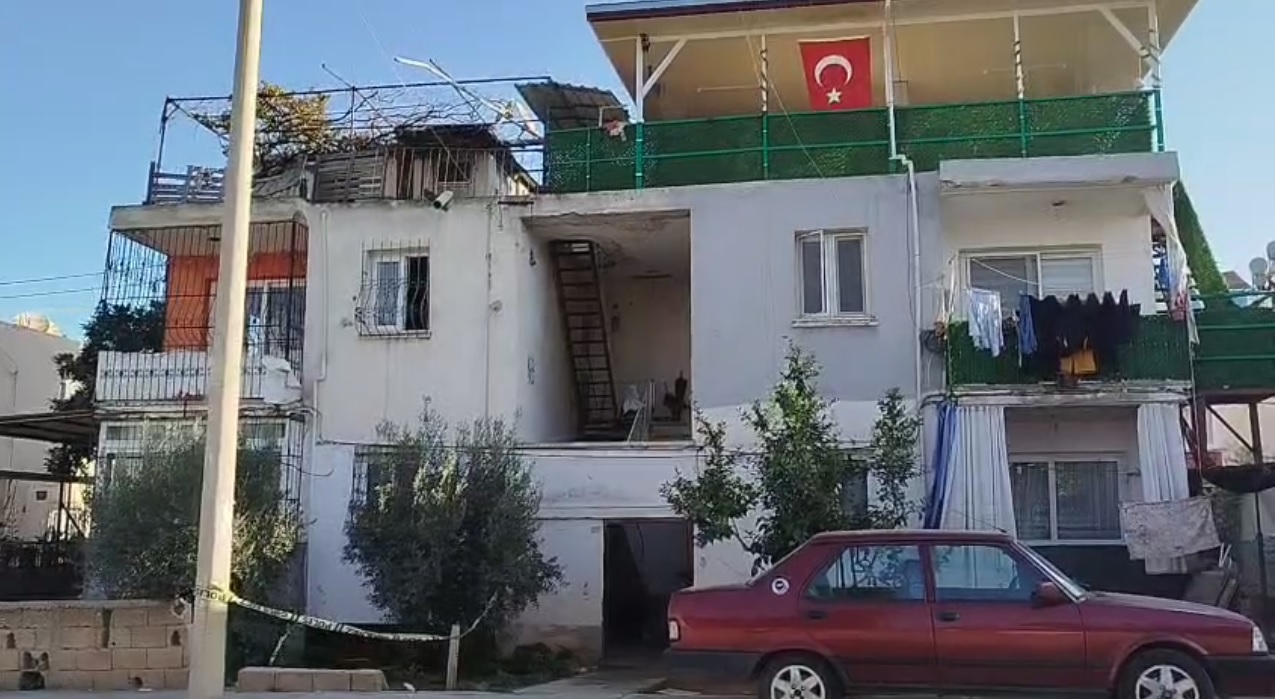 Mersin’in Tarsus ilçesinde Ali Çelikaslan, uzaklaştırma kararı aldığı eşi Emine