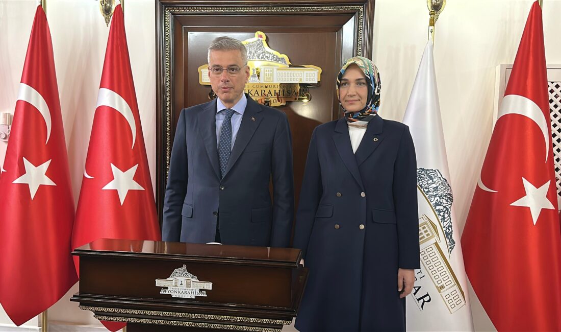 Sağlık Bakanı Prof. Dr. Kemal Memişoğlu, bir dizi ziyaret ve