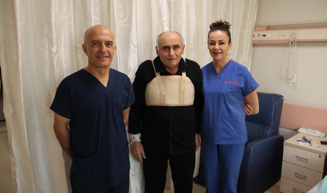 Afyonkarahisar Devlet Hastanesinde 63 yaşındaki erkek hastaya, hastanede ilk kez