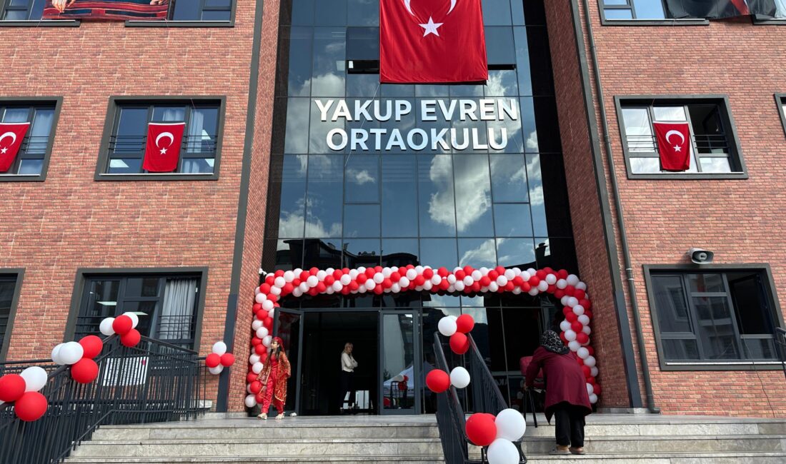 Afyonkarahisar’da hayırsever desteğiyle yapımı tamamlanan Yakup Evren Ortaokulu, düzenlenen törenle