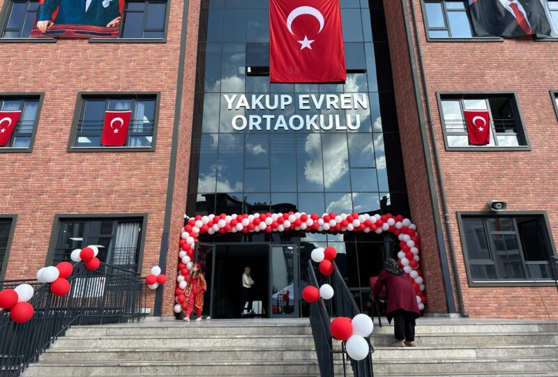 Afyonkarahisar’da hayırsever desteğiyle yapımı tamamlanan Yakup Evren Ortaokulu, düzenlenen törenle