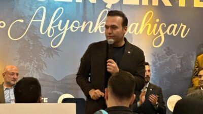 Programda gençlerle samimi bir atmosferde sohbet eden İbiş, Türkiye’nin geleceğinde