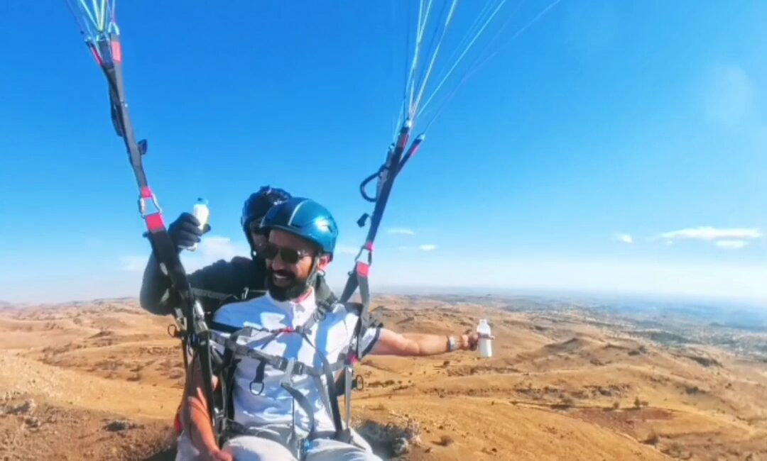 Batman Gercüş’te düzenlenen yamaç paraşütü etkinliğinde 20 kişi gökyüzünde süzülerek
