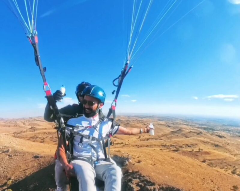 Batman Gercüş’te düzenlenen yamaç paraşütü etkinliğinde 20 kişi gökyüzünde süzülerek