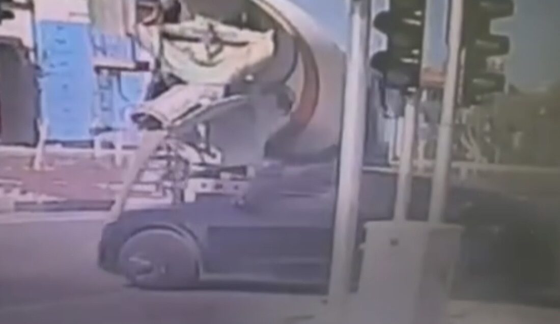 Yola beton döken mikser sürücüsüne ceza Hatay’ın Samandağ ilçesinde mikser sürücüsü, seyir halindeyken taşıdığı betonu yeni