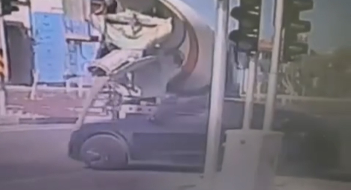 Hatay’ın Samandağ ilçesinde mikser sürücüsü, seyir halindeyken taşıdığı betonu yeni