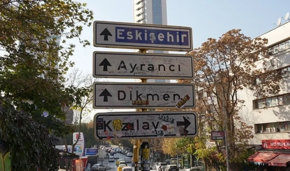 Ankara'da sosyal medyada popüler olan 'Kızılay' tabelasında fotoğraf çektirmek için