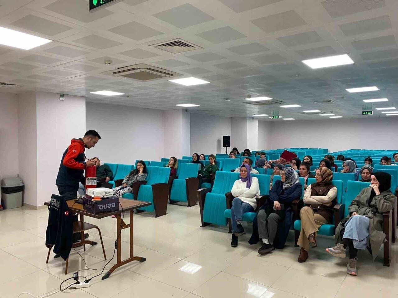 AFAD ekipleri, Remzi Kaya Kız Öğrenci Yurdu’nda öğrenci ve personele