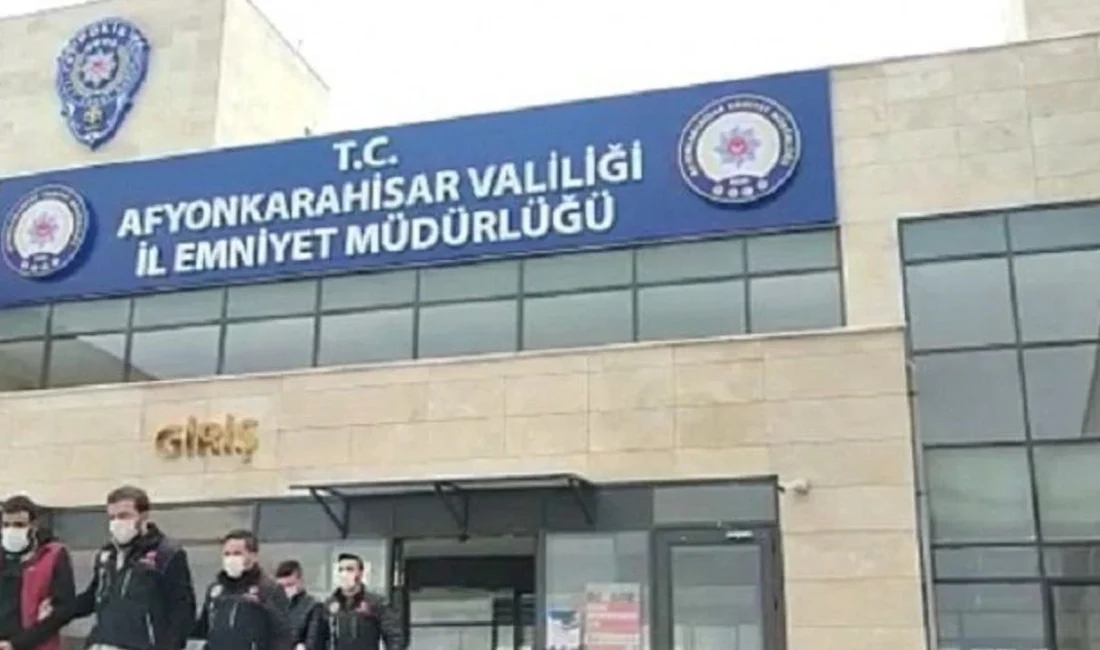 Afyonkarahisar'da Emniyet güçleri tarafından durdurulan otomobilde yapılan aramada 11 kilo