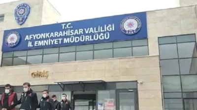 Afyonkarahisar'da Emniyet güçleri tarafından durdurulan otomobilde yapılan aramada 11 kilo