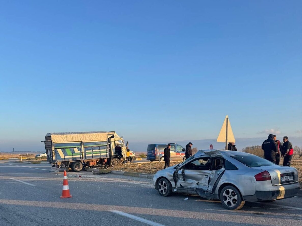 AFYONKARAHİSAR (AA) – Afyonkarahisar'da kamyonet ile otomobilin çarpışması sonucu 6