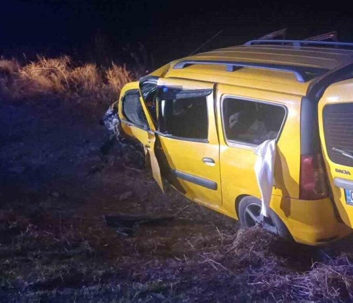 Afyonkarahisar’da ticari taksi ile otomobilin çarpıştığı kazada 1 çocuk hayatını
