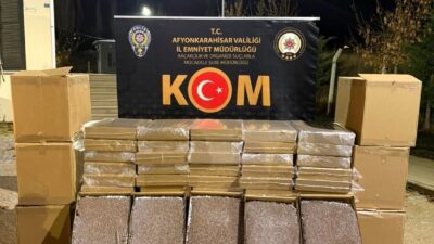 Polis ekipleri tarafından durdurulan iki araçta yapılan aramada yaklaşık 300