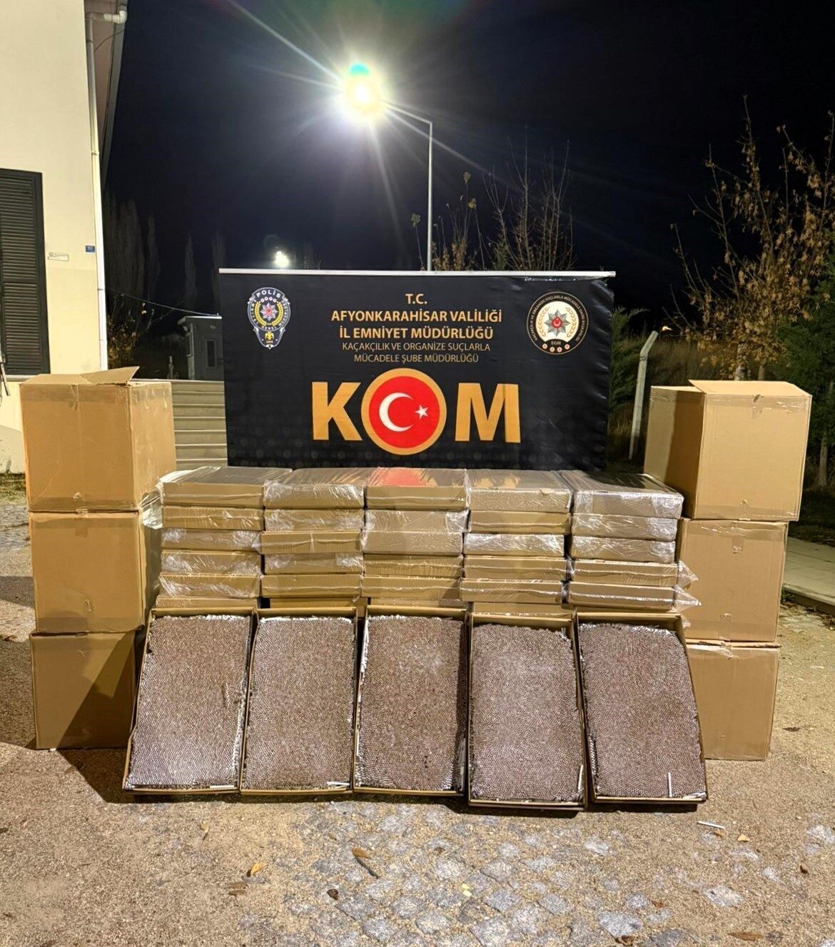 Polis ekipleri tarafından durdurulan iki araçta yapılan aramada yaklaşık 300