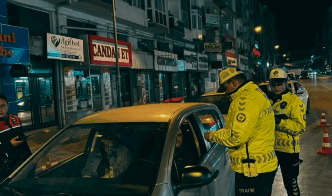 Afyonkarahisar İl Emniyet Müdürlüğü ekipleri, kent genelinde eş zamanlı trafik