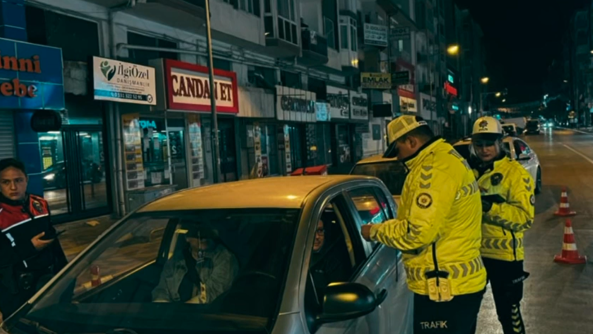 Afyonkarahisar İl Emniyet Müdürlüğü ekipleri, kent genelinde eş zamanlı trafik