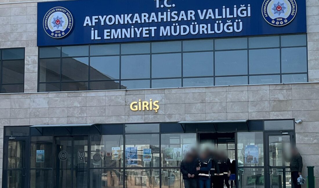 Afyonkarahisar İl Emniyet Müdürlüğü, hava sıcaklıklarının düşmesiyle birlikte sürücüleri güvenli