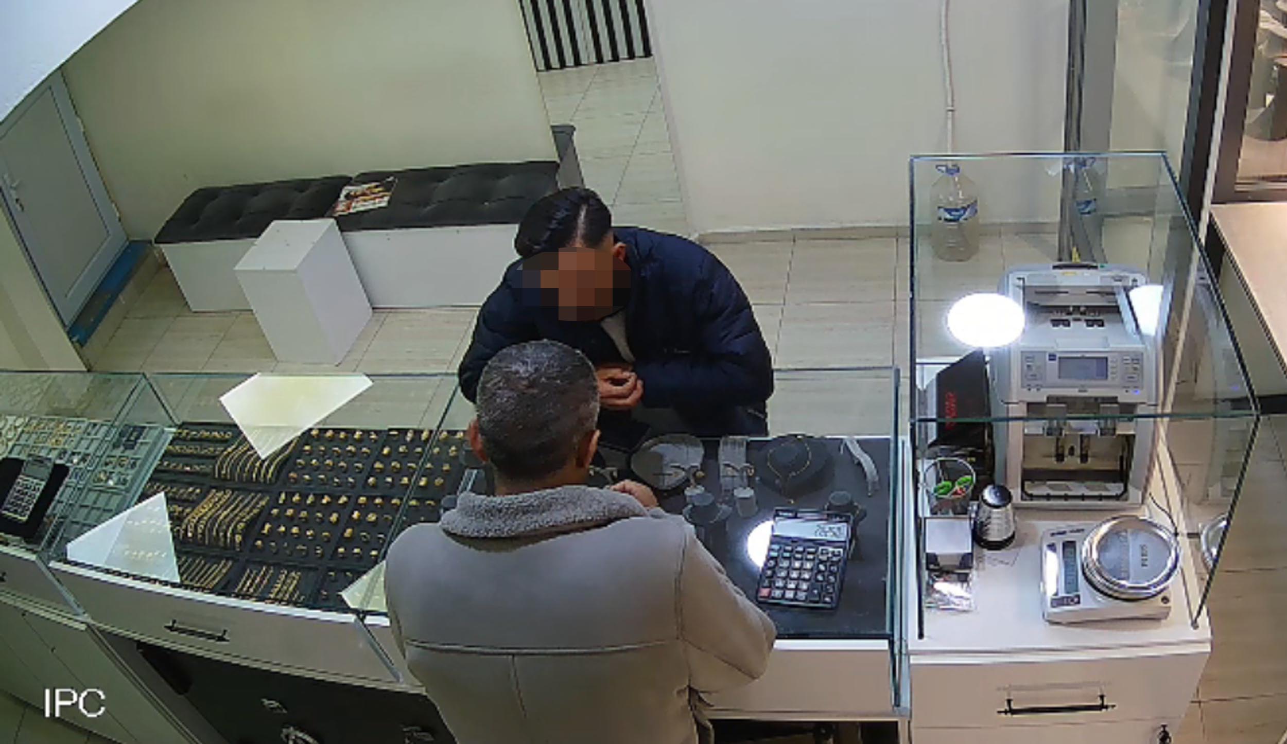 Iğdır’da 3 kuyumcuya toplam 16 gram sahte altın sattığı iddia