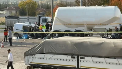 Ankara'nın Kahramankazan ilçesinde yürek yakan bir trafik kazası meydana geldi.