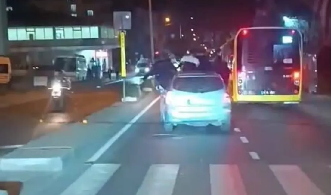 İstanbul Arnavutköy’de bir grup genç, hareket halindeki aracın kaputuna ve