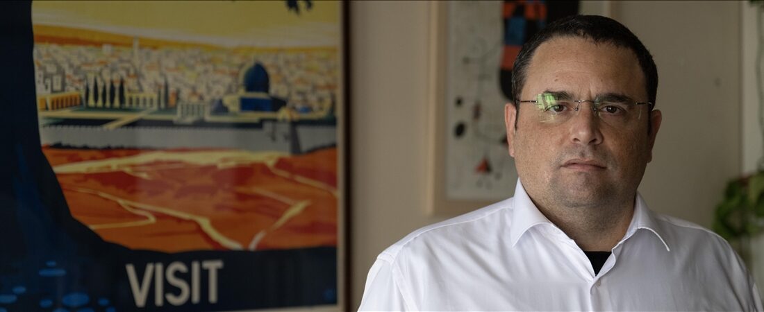 "Odada ellerini ve ayaklarını kelepçeliyor, gözlerini bağlıyor ve sabah 06:00'dan