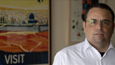 "Odada ellerini ve ayaklarını kelepçeliyor, gözlerini bağlıyor ve sabah 06:00'dan