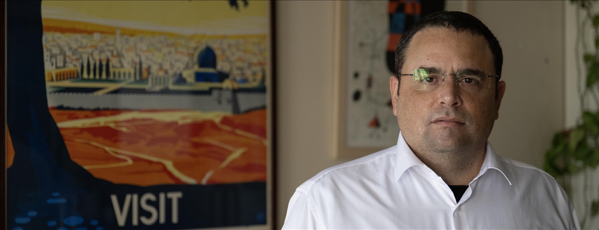 "Odada ellerini ve ayaklarını kelepçeliyor, gözlerini bağlıyor ve sabah 06:00'dan