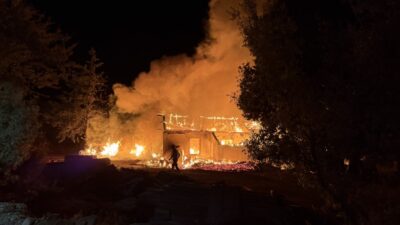 Gece saatlerinde depo kısmında başlayan yangın fabrikayı sardı. İtfaiye ekipleri