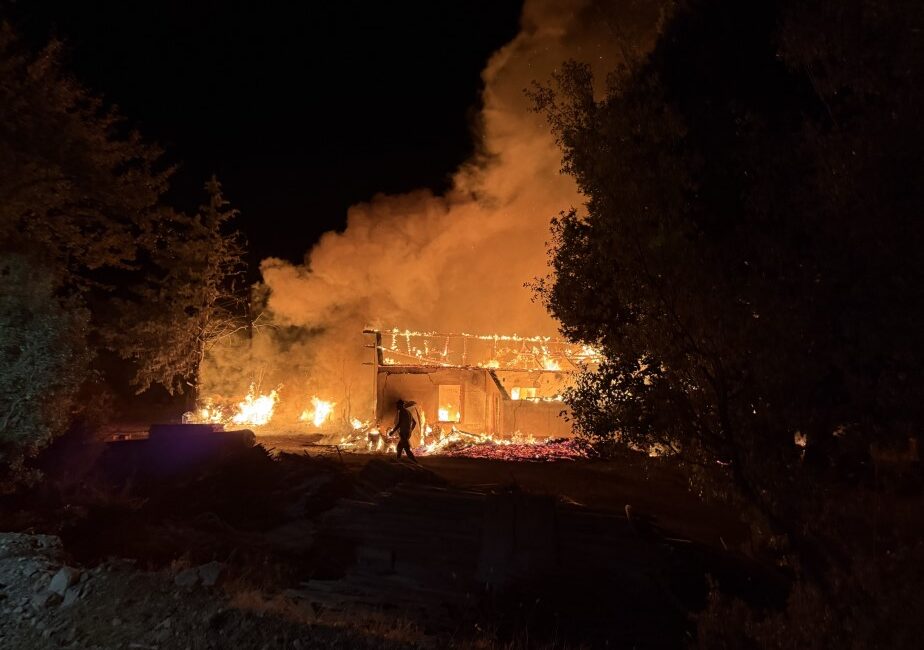 Gece saatlerinde depo kısmında başlayan yangın fabrikayı sardı. İtfaiye ekipleri