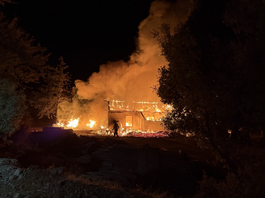 Gece saatlerinde depo kısmında başlayan yangın fabrikayı sardı. İtfaiye ekipleri