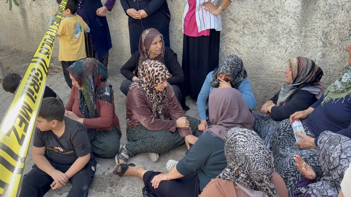 Adana’da semt pazarında yaşanan silahlı saldırıda 2 kişi hayatını kaybetti,