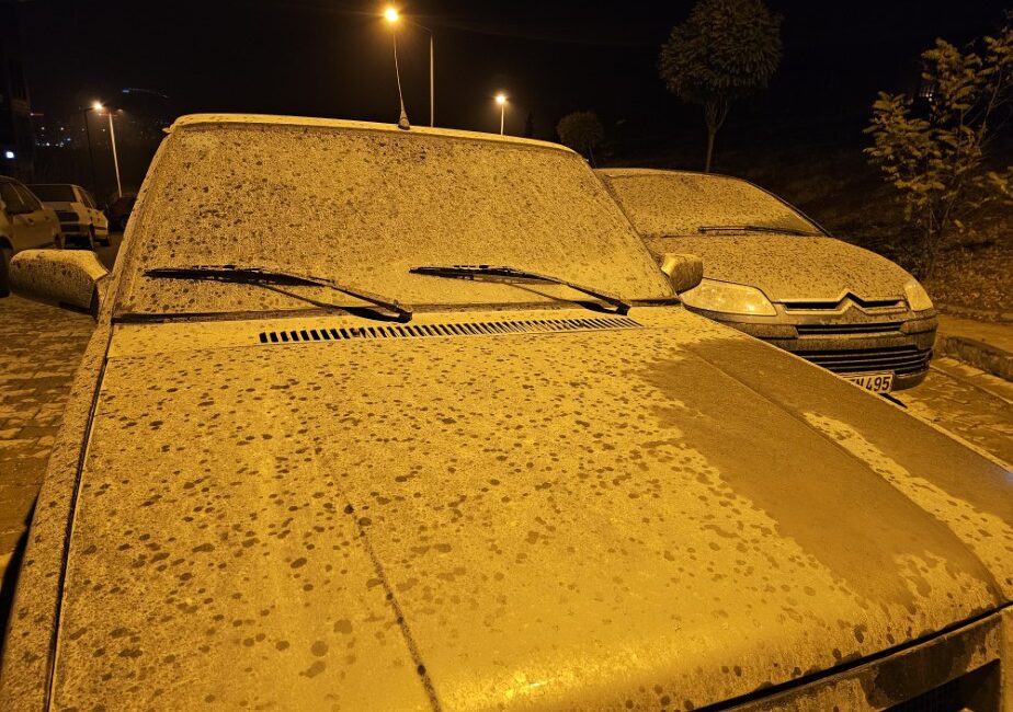 Elazığ’da gece saatlerinde etkili olan toz taşınımı, sağanak yağışla birleşince