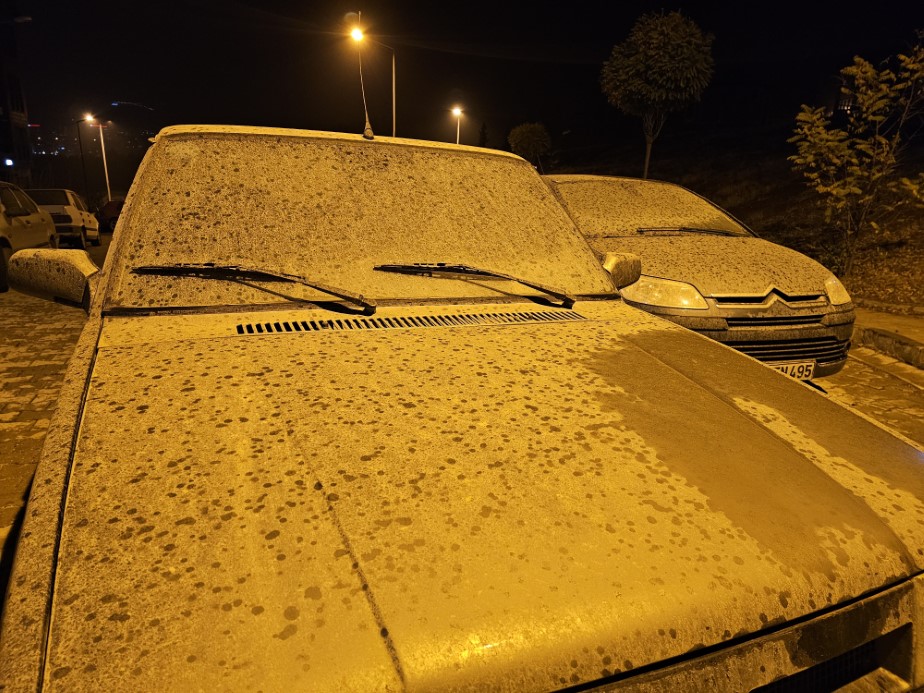 Elazığ’da gece saatlerinde etkili olan toz taşınımı, sağanak yağışla birleşince