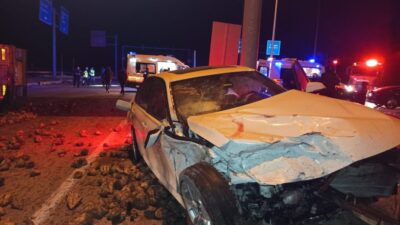 Çorum’un Alaca ilçesinde otomobil ile şeker pancarı yüklü tırın çarpışması