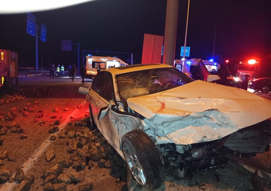 Çorum’un Alaca ilçesinde otomobil ile şeker pancarı yüklü tırın çarpışması