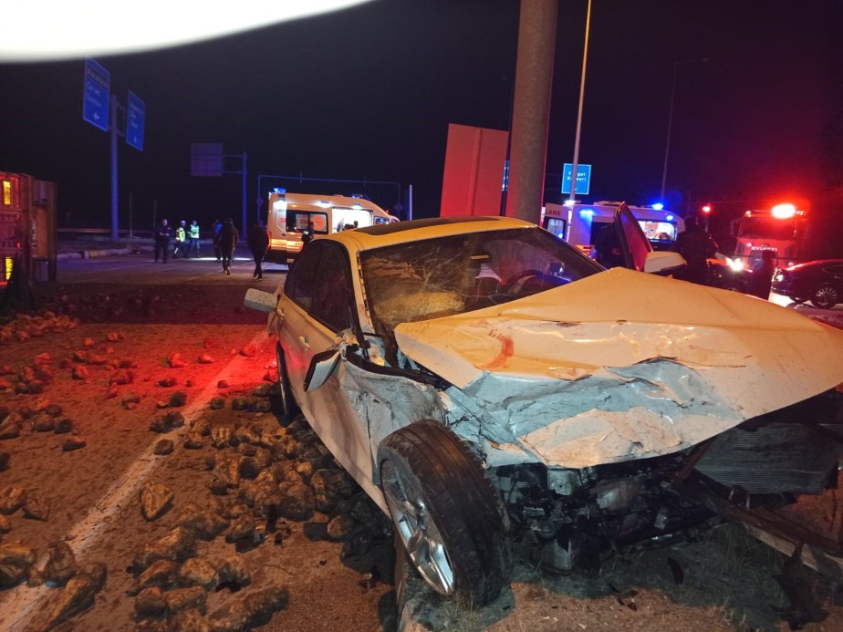 Çorum’un Alaca ilçesinde otomobil ile şeker pancarı yüklü tırın çarpışması