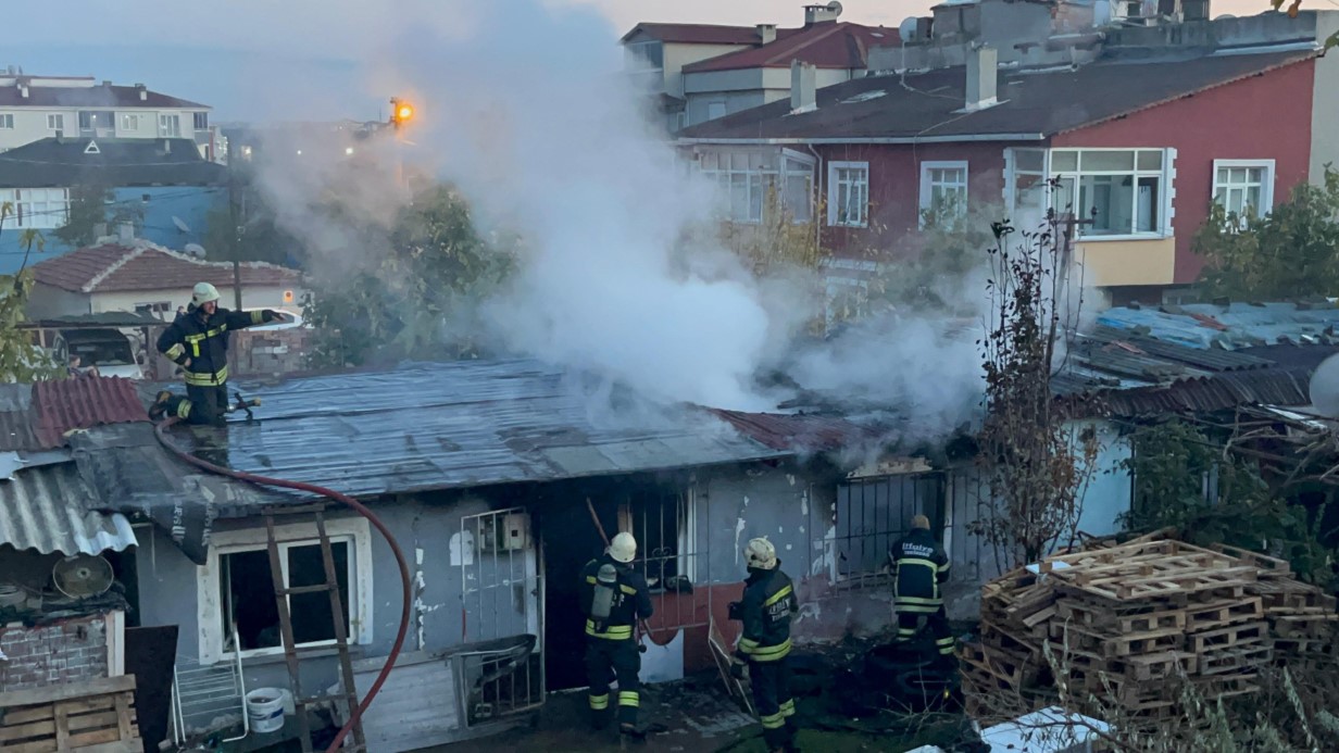 Tekirdağ Ergene’de bir gecekonduda soba yakıldıktan sonra çıkan yangın, itfaiyenin