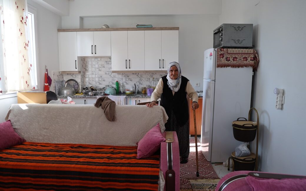 İki yıl önce yaşanan depremde Adana'daki evi ağır hasar alan