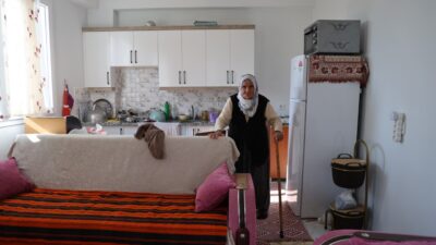 İki yıl önce yaşanan depremde Adana'daki evi ağır hasar alan