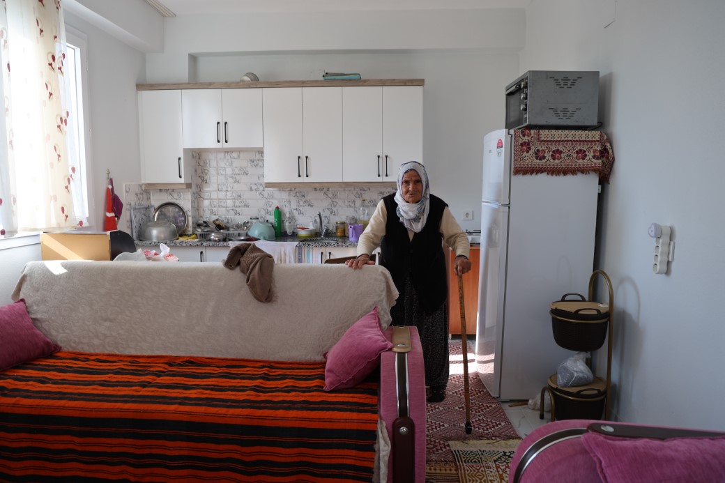 İki yıl önce yaşanan depremde Adana'daki evi ağır hasar alan