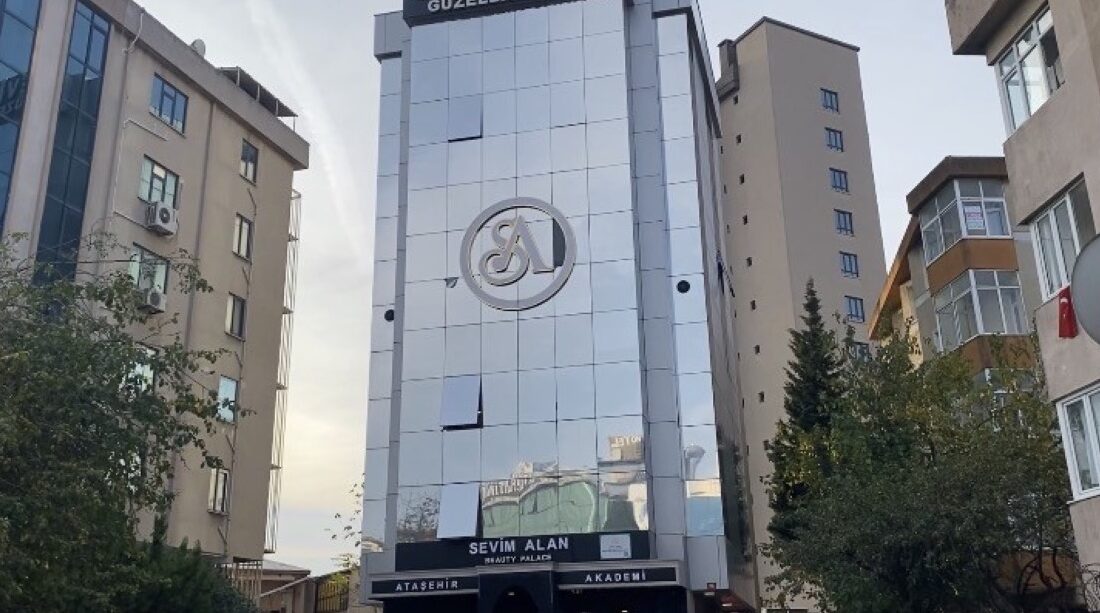 Ataşehir’de bir güzellik önüne gelen motosikletli iki şüpheliden biri tabanca