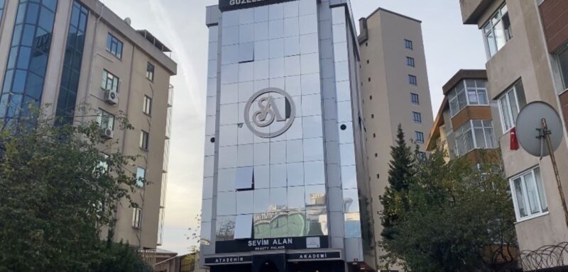 Ataşehir’de bir güzellik önüne gelen motosikletli iki şüpheliden biri tabanca