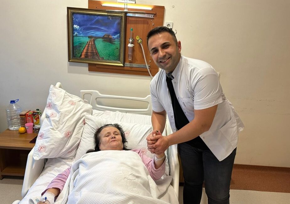 Manisa’nın Soma ilçesinde 70 yaşındaki Ayşe Çobanlar, karın ağrısı şikayetiyle