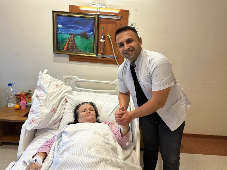 Manisa’nın Soma ilçesinde 70 yaşındaki Ayşe Çobanlar, karın ağrısı şikayetiyle